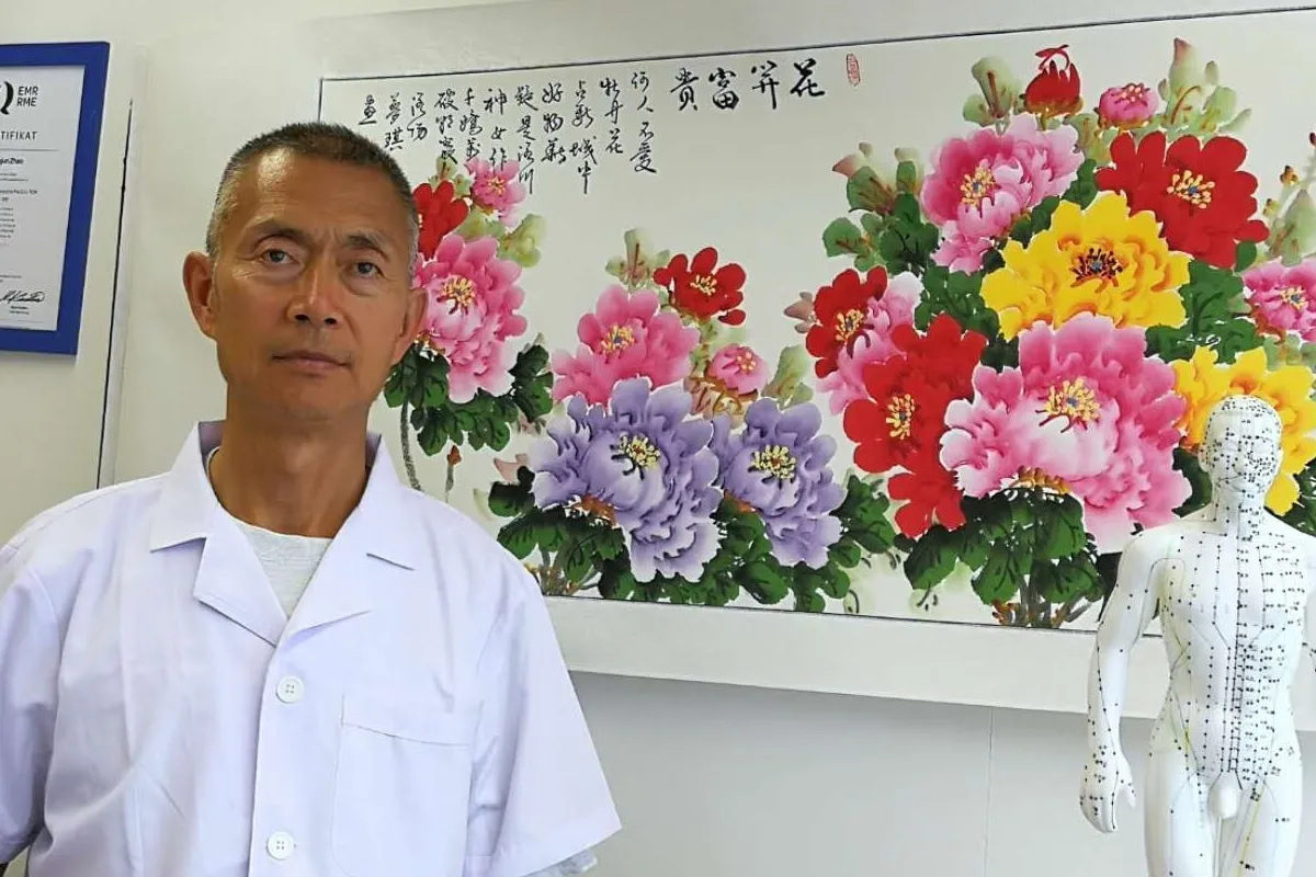 TCM Therapeut Zhao bei der Arbeit
